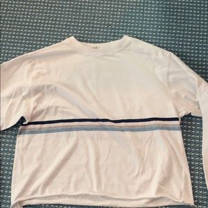 Long sleeve cropped shirt.